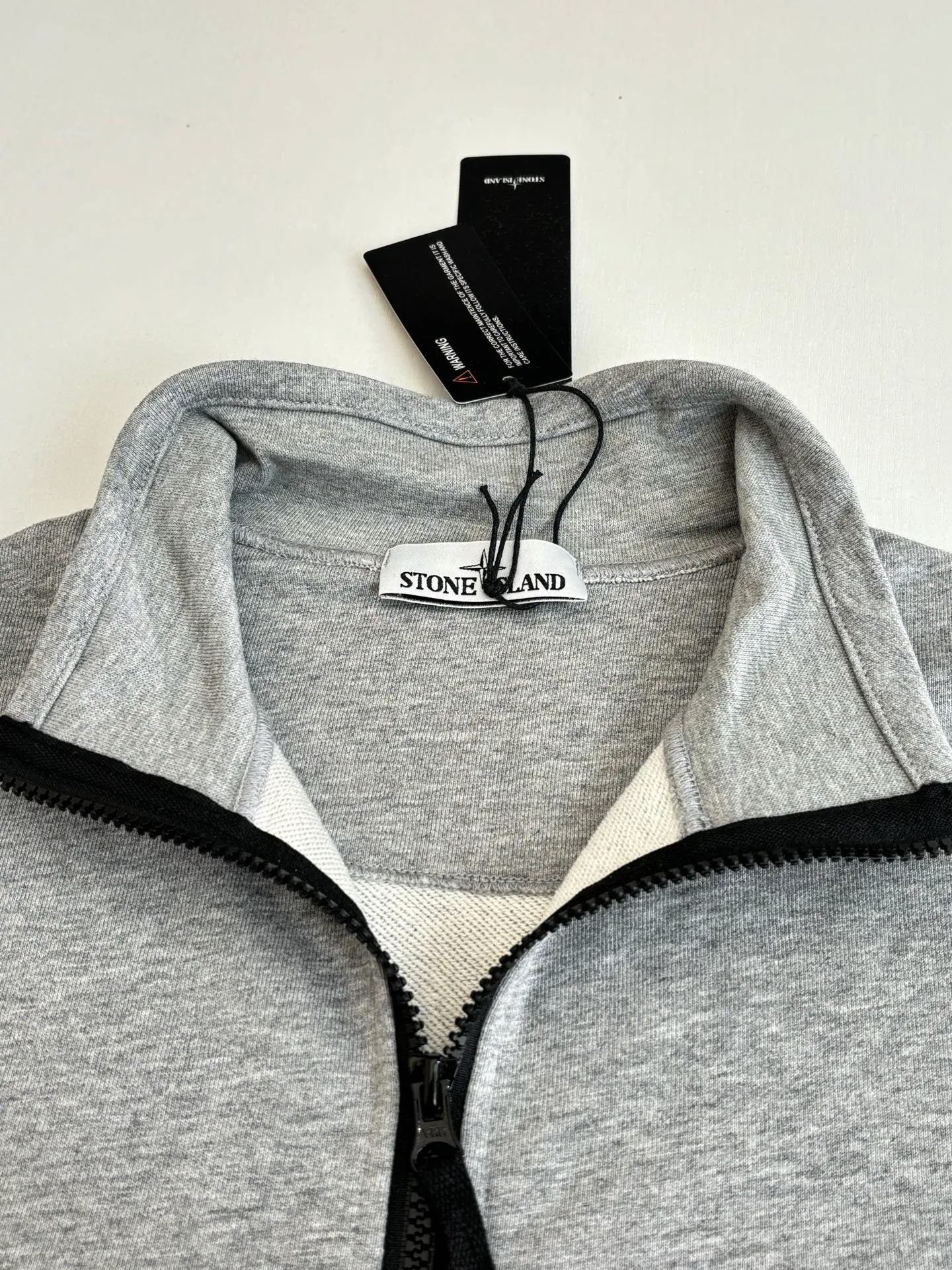 P530 Stone islan*/stone island basic zipper sweatshirt jacket with armband, originally purchased at 2442, the fabric is custom-made 100% cotton, the armband pattern is embroidered with Tajima machine thousands of needles, the stitching is fine and dense, the pattern is clear and the lines and three-dimensionality are strong. The hardware and accessories of the whole garment are all customized according to the original mold, with nylon rope zipper pullers, raglan sleeves and kangaroo pockets. Size: S/M/L